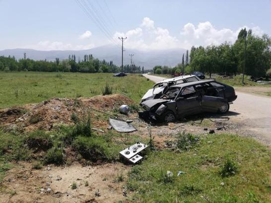 Çay'da iki otomobil çarpıştı: 1 ölü, 1 ağır yaralı