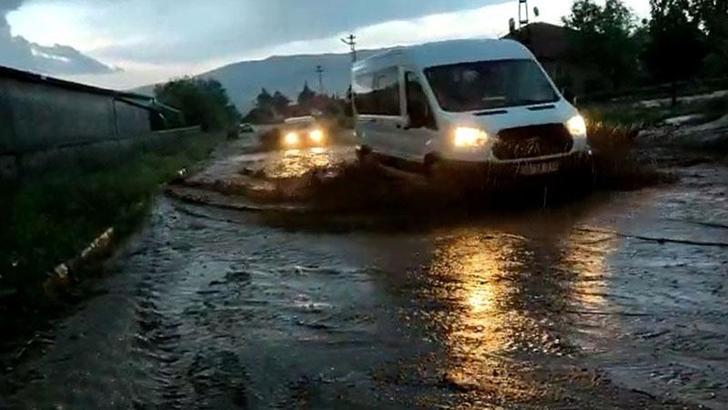 Gemerek'te sağanak sele neden oldu