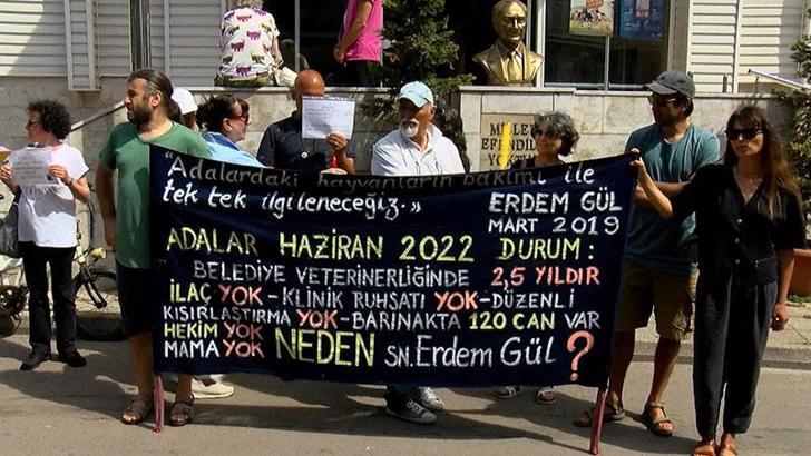 Adalar Belediyesi önünde hayvanseverlerden eylem