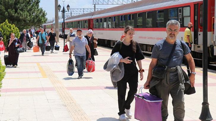 Gurbetçiler, tatil için trenle ana vatana geliyor