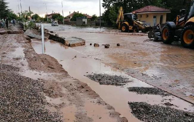 Kayseri'de sağanak; dere taştı, evleri su bastı