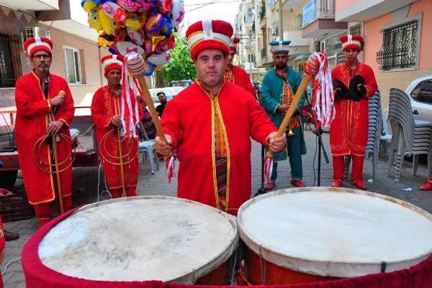 Down sendromlu Ümit, mehteran takımını yönetiyor