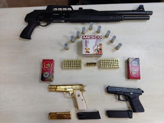 Otomobilde 3 silah ele geçirildi; 2 gözaltı