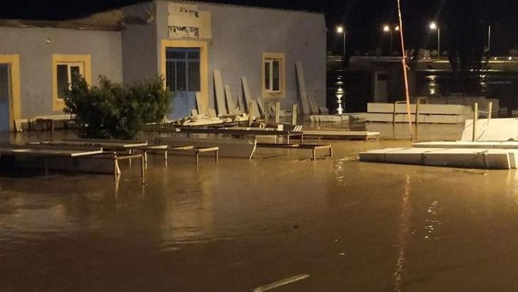 Gemerek'te sağanak sele neden oldu; ev ve iş yerlerini su bastı