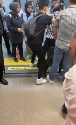 Otogar metrosunda boks maçı