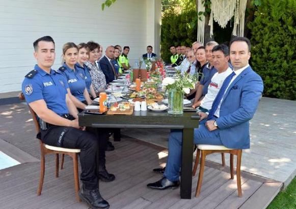 İzmir İl Emniyet Müdürü Şahne, Güzelbahçe'de muhtarlarla buluştu