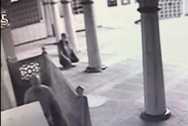 Şişli'de camide namaz kılıyor gibi yapıp ayakkabı çaldı