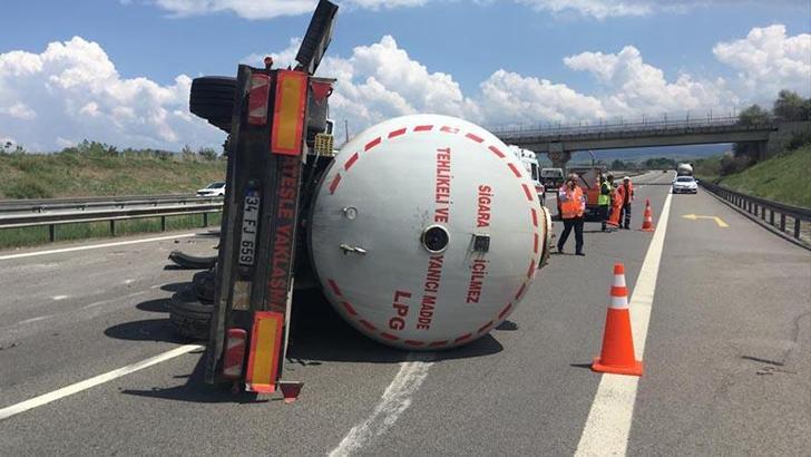 LPG yüklü tanker devrilmişti; yol ulaşıma açıldı