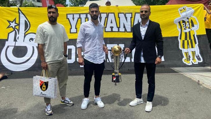 Süper Lig'e yükselen İstanbulspor, İstanbul Erkek Lisesi'nde öğrencilerle bir araya geldi