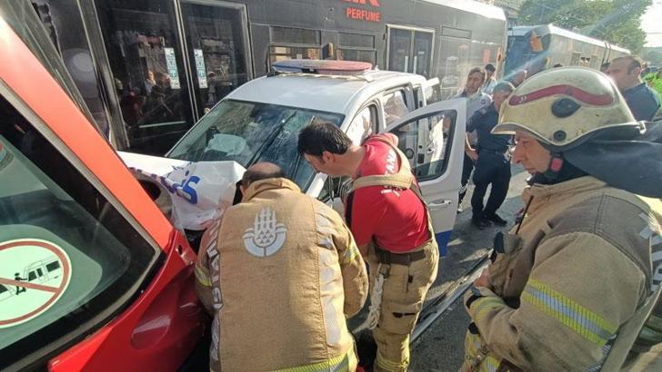 Laleli'de polis otosu tramvayla çarpıştı 3 polis yaralı