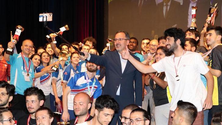 Bakan Kasapoğlu’ndan Anadolu Üniversitesi ve Eskişehirspor’a tesis sözü