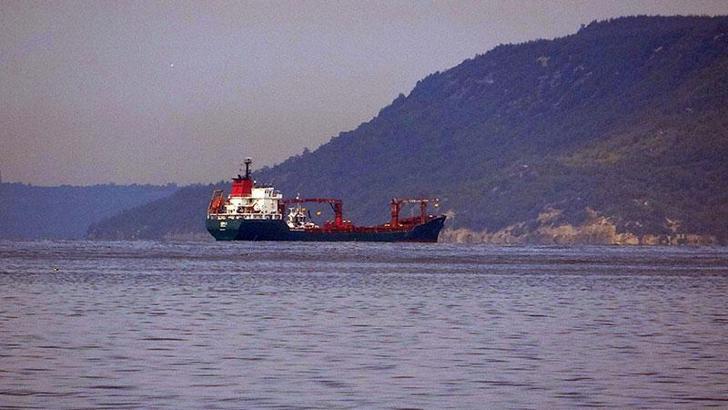 Çanakkale Boğazı'nda makinesi arızalanan gemi demirletildi
