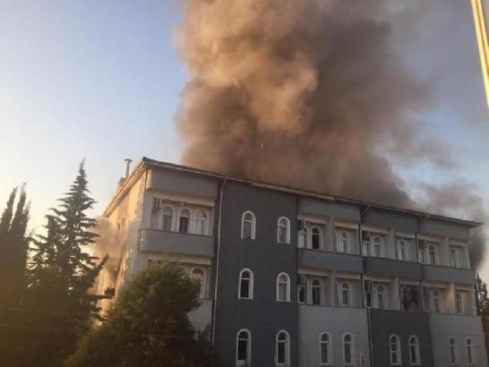 Öğretmenevinde çıkan yangında 5 kişi dumandan etkilendi