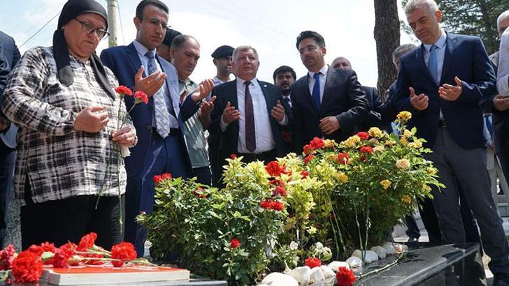 Şehit Aybüke öğretmen, kabri başında anıldı