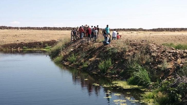 Balık tutmak için girdiği gölette boğuldu