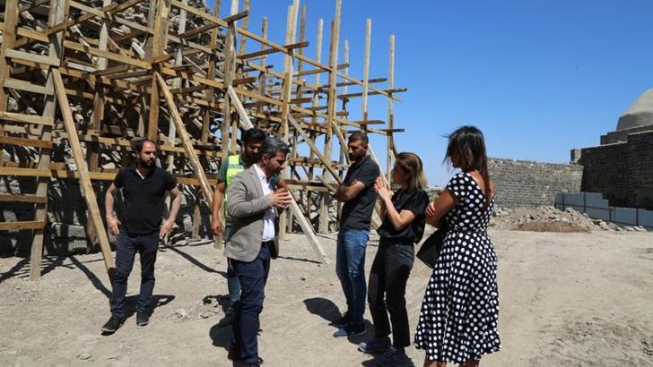 Diyarbakır'da tarihi kalede restorasyon çalışmasında 3 insan iskeleti ve kemikler bulundu