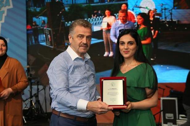 Gaziosmanpaşa'da lise son sınıfların mezuniyet coşkusu