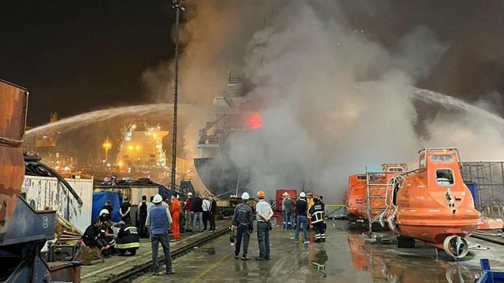 Tersanede Liberya bayraklı gemide çıkan yangın söndürüldü