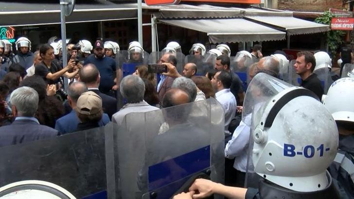 Kadıköy'de izinsiz yürüyüşe polis müdahalesi: 70 gözaltı