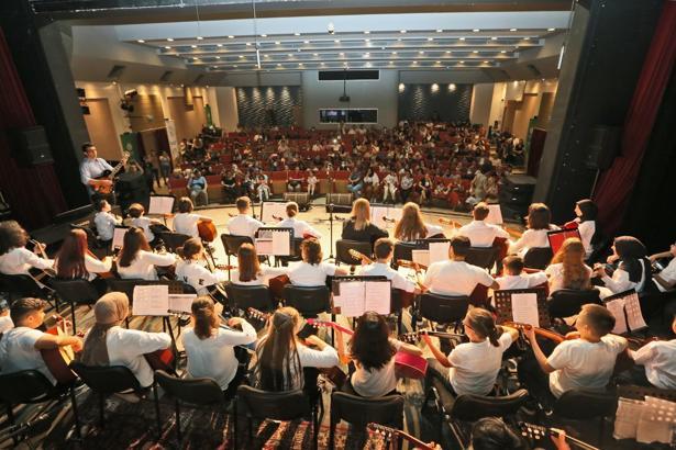 Gaziosmanpaşa Sanat Akademisi öğrencileri, başarılarını yılsonu gösterileriyle taçlandırdı