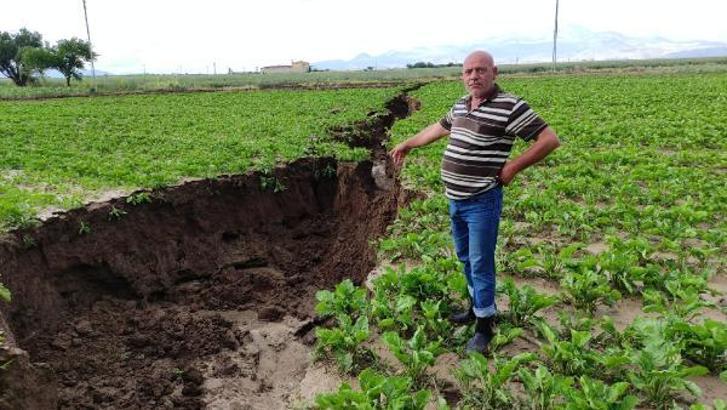 Kayseri'de şiddetli yağmur, ekili arazide 2,5 kilometre yarık oluşturdu