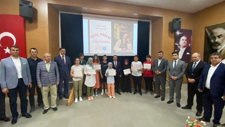 Mehmet Akif Ersoy temalı şiir yarışmasında dereceye girenlere ödülleri verildi