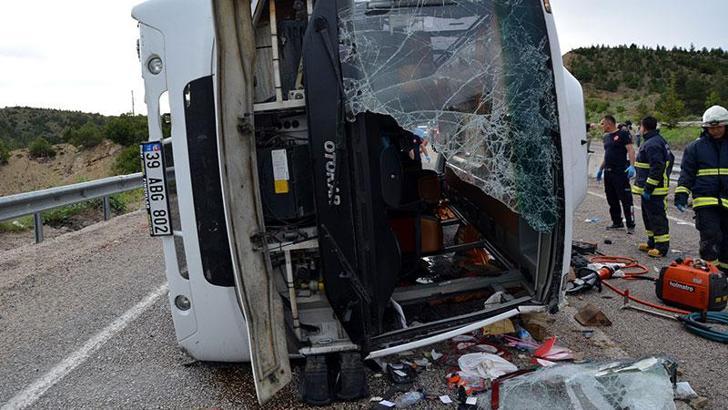Korkuteli'de tur midibüsü devrildi: 1 ölü, 23 yaralı