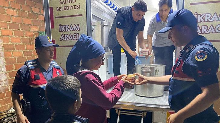 Salihli'de sağanak ve dolu; mevsimlik işçiler düğün salonuna yerleştirildi