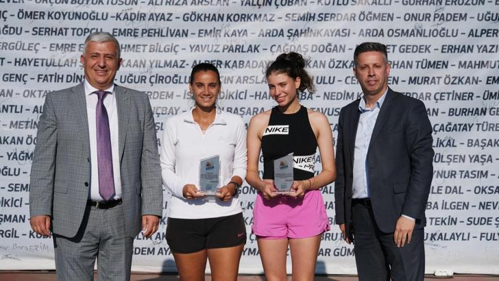 Milli sporcu Melis Sezer, Büyükçekmece’de minik tenisçilerle bir araya geldi