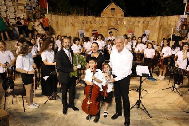 Selçuk'ta 'Çocuk Senfoni Orkestrası' konserine yoğun ilgi