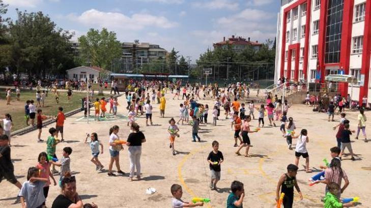 Balıkesir'de ilkokul öğrencileri eğitim öğretim yılını su savaşıyla tamamladı