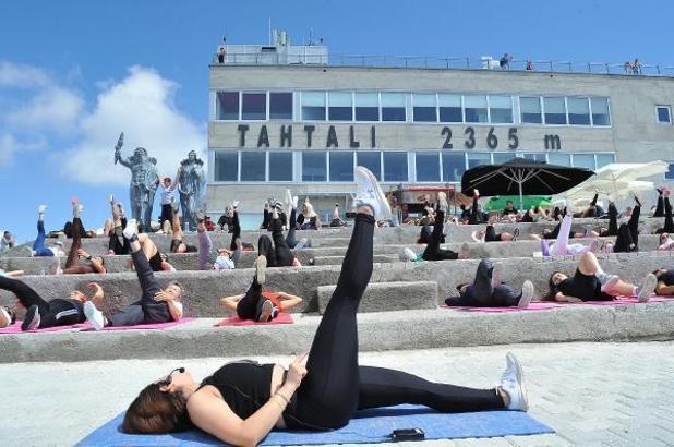 Tahtalı'nın zirvesinde pilates yaptılar