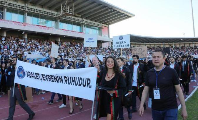Akdeniz Üniversitesi'nden 10 bin öğrenci törenle mezun oldu