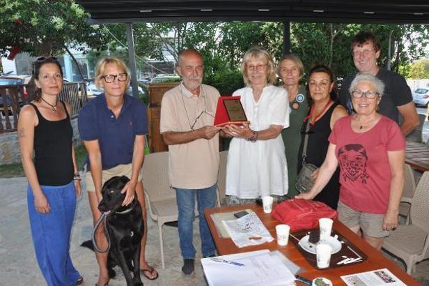 Datça'da, 'sokak hayvanlarının koruyucu meleği' Alman Carla'ya, 'Yaşam Boyu Onursal Üyelik'