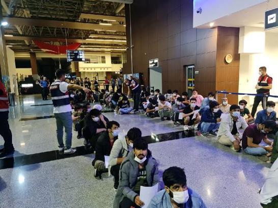 Çanakkale'de 227 Afganistanlı kaçak uçakla sınır dışı edildi