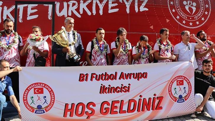 Sesi Görenler Milli Futbol Takımı'na Ankara'da coşkulu karşılama