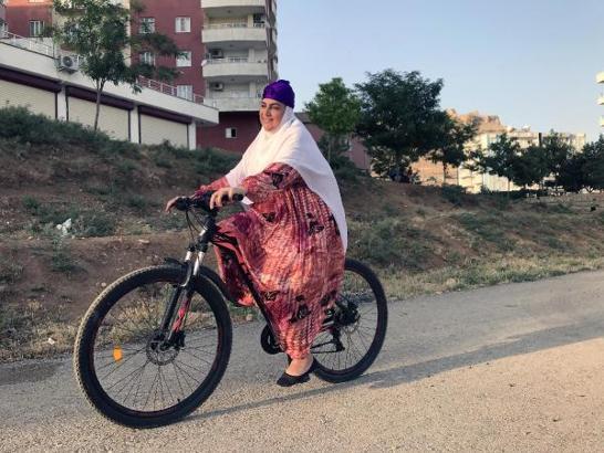 Yöresel kıyafetle sürdüğü bisiklet fotoğrafıyla ödül aldı