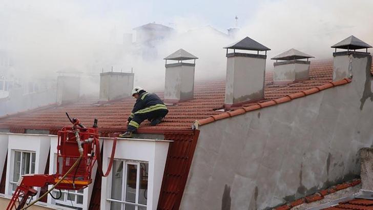 Eskişehir'de çatısına yıldırım düşen binada yangın çıktı