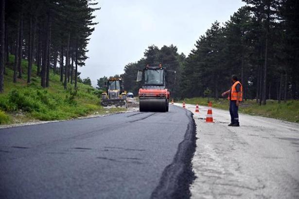 Zorkun yayla yolu, sıcak asfalt çalışmasıyla yenileniyor.