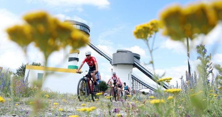 Bisikletçiler kayakla atlama kulelerinde ciğer açtılar