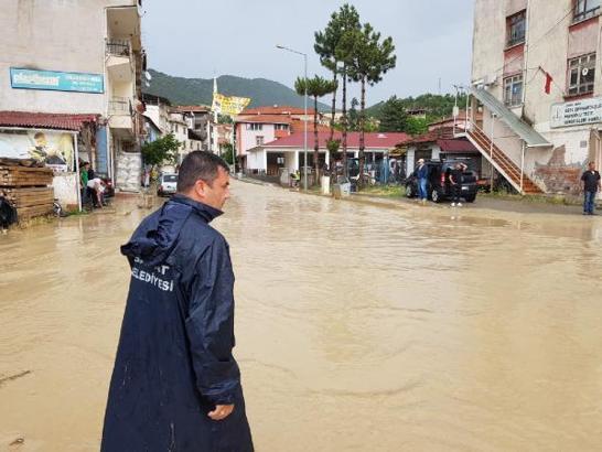 Çorum'da sağanak etkili oldu, 10 evi su bastı