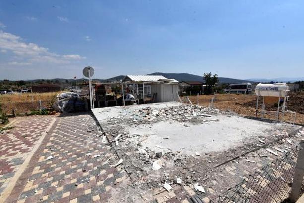 Torbalı'da 'hobi bahçesi' adı altındaki kaçak binalar yıkıldı