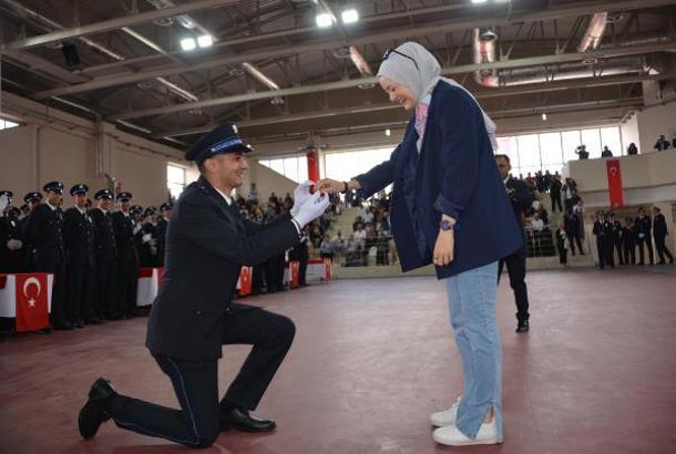 Polis adayları mezuniyet töreninde sürpriz evlilik teklifleri
