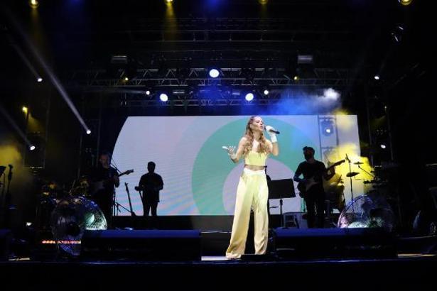 Derya Uluğ şarkılarını binlerce Silifkeli ile birlikte söyledi