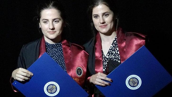 İlk, orta, lise ve üniversiteden birlikte mezun olan ikizler doktor oldu