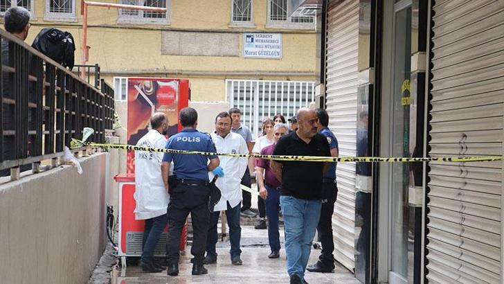 Dolabın fişini takarken akıma kapılıp öldü