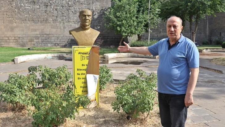 Ahmed Arif'in büstünde şiirinin yazılı olduğu baskıya zarar verildi