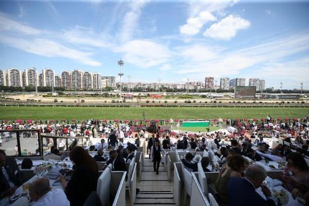 Gazi Koşusu için yarışseverler, Veliefendi Hipodromu’na akın etti