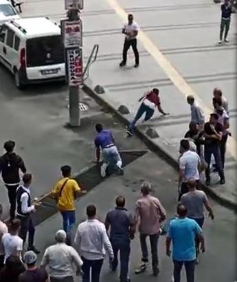 Cumhurbaşkanı ve çevredekilere hakaret edince tekme-tokat dövülen kardeşler tutuklandı