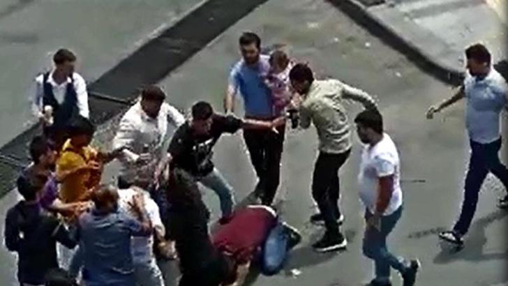 Cumhurbaşkanı ve çevredekilere hakaret edince tekme-tokat dövülen kardeşler tutuklandı